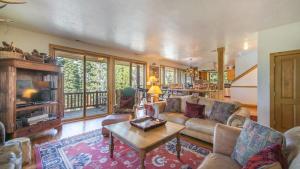 Χώρος καθιστικού στο Ellis Peak by AvantStay Beautiful McKinney Cabin w Filtered Lake Views