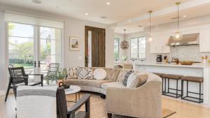 Η κουζίνα ή μικρή κουζίνα στο Sea Crown by AvantStay 5mins from the Beach w Multiple Terraces PermitSLP13639