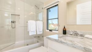 Ένα μπάνιο στο Sea Crown by AvantStay 5mins from the Beach w Multiple Terraces PermitSLP13639 +38 φωτογραφίες