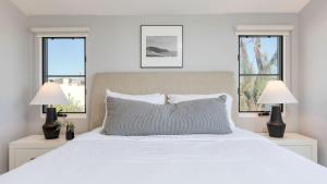 Ένα ή περισσότερα κρεβάτια σε δωμάτιο στο Sea Crown by AvantStay 5mins from the Beach w Multiple Terraces PermitSLP13639