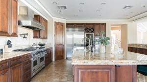 Kuchyň nebo kuchyňský kout v ubytování Luxe Scottsdale Desert Oasis • Infinity Pool Spa Panoramic Views Firepit