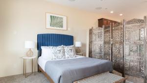 Postel nebo postele na pokoji v ubytování Luxe Scottsdale Desert Oasis • Infinity Pool Spa Panoramic Views Firepit