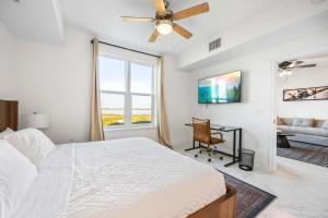 Luxury Condo Retreat in Merritt Island RFI-1004 في Audubon: غرفة نوم بها سرير ومكتب ونافذة