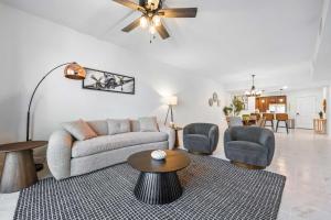 Luxury Condo Retreat in Merritt Island RFI-1004 في Audubon: غرفة معيشة مع أريكة وكرسيين وطاولة +27 صورة