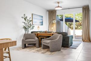 RIVER FLY IN Luxury Condo 2BR w Huge Balcony RFI-305 في Audubon: غرفة معيشة مع طاولة وكراسي ومظلة