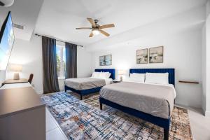 RIVER FLY IN Luxury Condo 2BR w Huge Balcony RFI-305 في Audubon: غرفة نوم بها سريرين ومروحة سقف