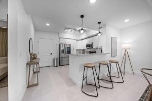 RIVER FLY IN Luxury Condo 2BR w Huge Balcony RFI-305 في Audubon: مطبخ بجدران بيضاء وكراسي في غرفة +30 صورة