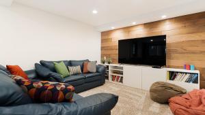 Μια τηλεόραση ή/και κέντρο ψυχαγωγίας στο Tamarack by AvantStay Remodeled Chamberlands Full Beach Pool Access