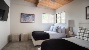 Postel nebo postele na pokoji v ubytování Vino Blanco by AvantStay Private Wine Country Home w Mtn Views Deck