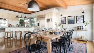 Kuchyň nebo kuchyňský kout v ubytování Vino Blanco by AvantStay Private Wine Country Home w Mtn Views Deck + 21 fotografií