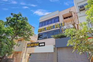 een gebouw met een bord waarop 'Hotel Reef Village' staat bij Hotel O Reet Villa in Ahmedabad