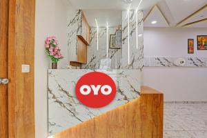 een bord op een marmeren toonbank in een lobby bij Hotel O Reet Villa in Ahmedabad