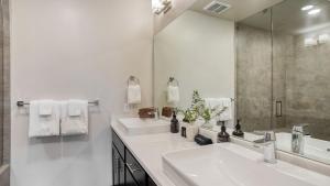 Ванная комната в Kestrel by AvantStay Close to the Ski Slopes in this Majestic Home in Park City +16 фотографий