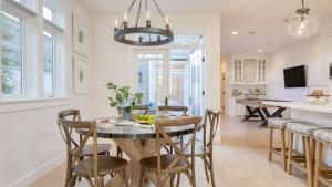 uma cozinha e sala de jantar com mesa e cadeiras em Emerald Cove by AvantStay Mins to Beach Pier em Newport Beach