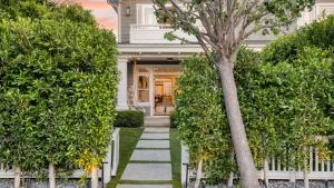 uma passagem em frente a uma casa com árvores em Emerald Cove by AvantStay Mins to Beach Pier em Newport Beach