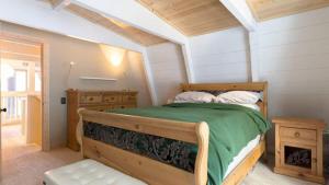 Ένα ή περισσότερα κρεβάτια σε δωμάτιο στο Zephyr by AvantStay Stylish Modified A Frame w Access To Tahoe Donner +14 φωτογραφίες