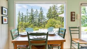 Κήπος έξω από το Comfy Coastal Cottage by AvantStay Mountain View