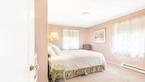 Ένα ή περισσότερα κρεβάτια σε δωμάτιο στο Comfy Coastal Cottage by AvantStay Mountain View