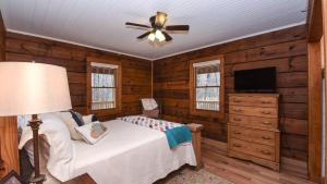 Una cama o camas en una habitación de Charming Blue Ridge Cabin Private Pond and Waterfall Deer Haven by AvantStay