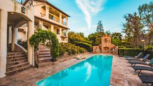 Бассейн в 5 Acre Estate w Lake Pool Hot Tub De Luz by AvantStay или поблизости