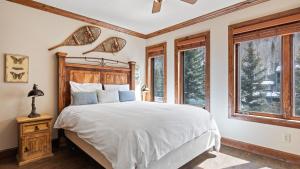 Ένα ή περισσότερα κρεβάτια σε δωμάτιο στο Ghostriders 11 by AvantStay Top Floor Condo w Large Patio Mountain Views