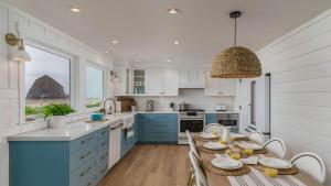 Η κουζίνα ή μικρή κουζίνα στο Driftaway by AvantStay Direct Cannon Beach Access w Stunning Views