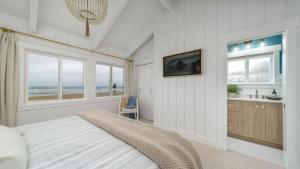 Ένα ή περισσότερα κρεβάτια σε δωμάτιο στο Driftaway by AvantStay Direct Cannon Beach Access w Stunning Views