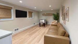 Μια τηλεόραση ή/και κέντρο ψυχαγωγίας στο Driftaway by AvantStay Direct Cannon Beach Access w Stunning Views