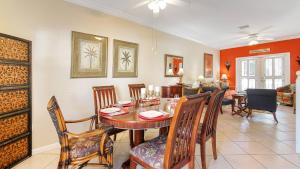 Coral Palm by AvantStay Key West Walkable Gated Community Shared Pool في ستوك آيلاند: غرفة طعام بها طاولة وكراسي