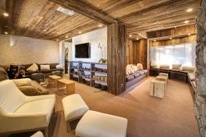 TV a/nebo společenská místnost v ubytování Hôtel-Chalet Les Ecureuils Restaurant, Piscine, Jardin Garage
