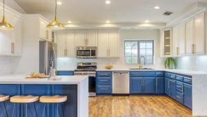 eine Küche mit blauen Schränken und weißen Arbeitsplatten in der Unterkunft Le Grand Bleu by AvantStay Luxury Hilltop Estate in Temecula