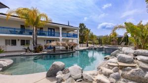 ein Swimmingpool vor einem Haus in der Unterkunft Le Grand Bleu by AvantStay Luxury Hilltop Estate in Temecula