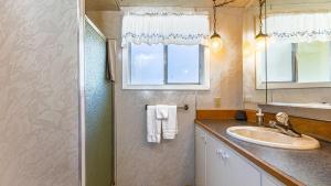 Ένα μπάνιο στο Private Beach Access Water Views Sleeps 18 Historic 6BDR Farmhouse w Deck +35 φωτογραφίες