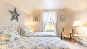 Ένα ή περισσότερα κρεβάτια σε δωμάτιο στο Private Beach Access Water Views Sleeps 18 Historic 6BDR Farmhouse w Deck