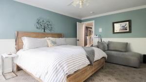 En eller flere senge i et værelse på Fairway Harbor View by AvantStay Outdoor Oasis