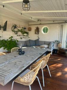 The Scandic Luxe - Landvetter Airport في Torslanda: طاولة خشبية كبيرة في غرفة المعيشة مع الكراسي