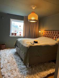 The Scandic Luxe - Landvetter Airport في Torslanda: غرفة نوم بسرير كبير ونافذة +3 صور