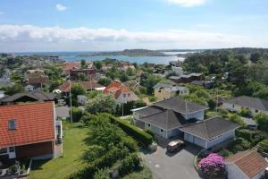 The Scandic Luxe - Landvetter Airport في Torslanda: اطلالة جوية على حي سكني فيه بيوت