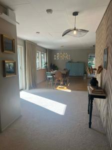 The Scandic Luxe - Landvetter Airport في Torslanda: غرفة معيشة مع طاولة وغرفة طعام