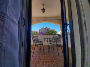 una vista di un tavolo e sedie su un balcone di Apartment Marina a Supetar (San Pietro di Brazza)