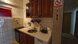una piccola cucina con lavandino e un cartello sul muro di Apartment Marina a Supetar (San Pietro di Brazza) Altre 4 foto
