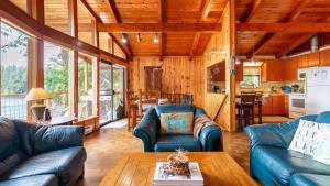 Posezení v ubytování Goss Lake Getaway by AvantStay Lakefront Escape