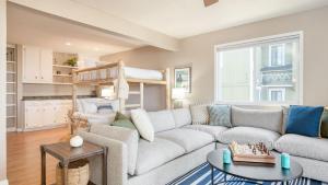 Khu vực ghế ngồi tại 2 Decks Views Firepit Cozy Modern Relaxing Home Blue Spruce by AvantStay