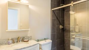 Koupelna v ubytování Chateau Coho by AvantStay Easy Beach Access + 28 fotografií