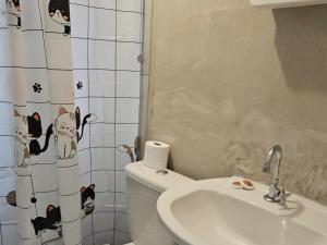コチアにあるKitnet em Cotia perto Animalia Park CT do Sao Pauloのトイレと洗面台のあるバスルーム