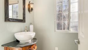 Phòng tắm tại 2 Decks Views Firepit Cozy Modern Relaxing Home Blue Spruce by AvantStay +36 ảnh