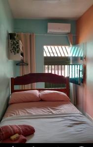 une chambre avec un grand lit avec une fenêtre dans l'établissement Meu refúgio, à Belém