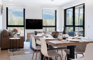 Et tv og/eller underholdning på Wooley Terrace by Revelstoke Vacations