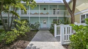 Сад в Pool 2 Blocks to Duval St Gated Community Shipyard Treasure by AvantStay