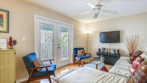 Телевизор и/или развлекательный центр в Pool 2 Blocks to Duval St Gated Community Shipyard Treasure by AvantStay